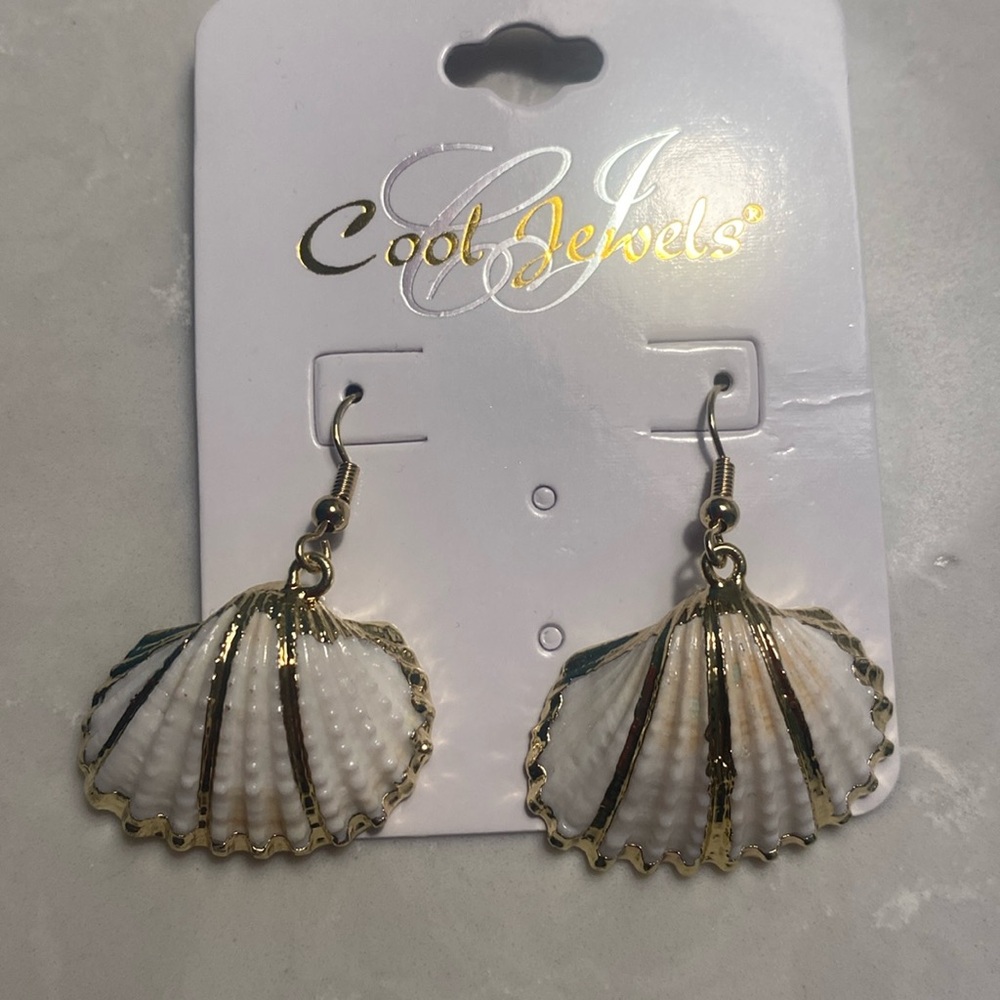 Shell shaped white and gold tone hanging earrings. NWT Beach summer shells